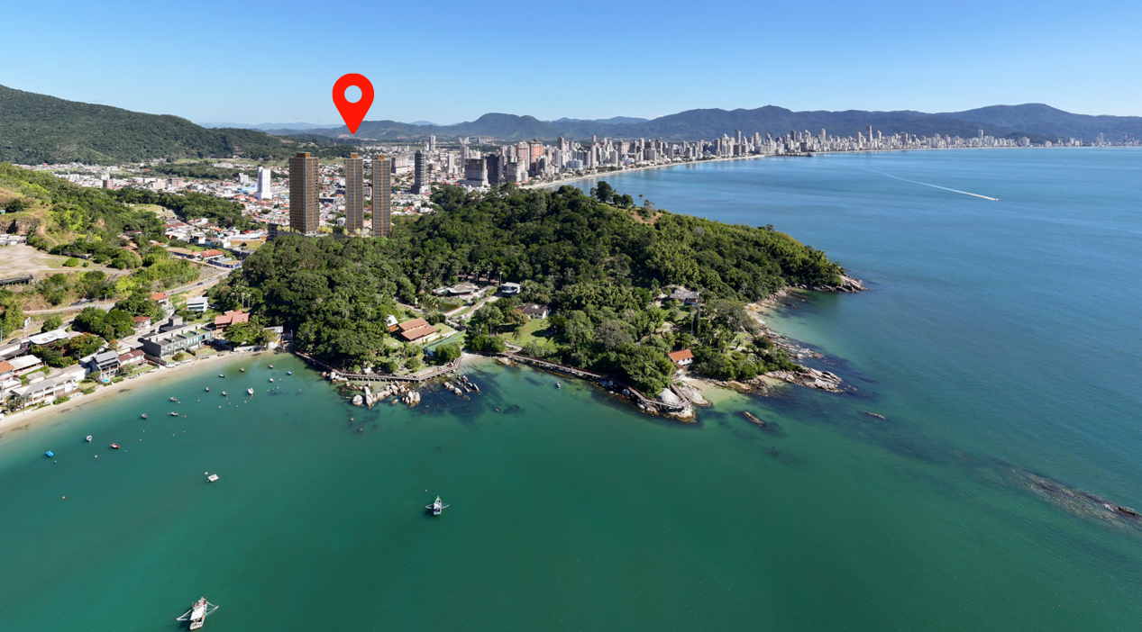 Vista aérea da localização do Vieiras — Pin indicando o empreendimento em Vila Nova, Porto Belo, com a mata nativa e o mar